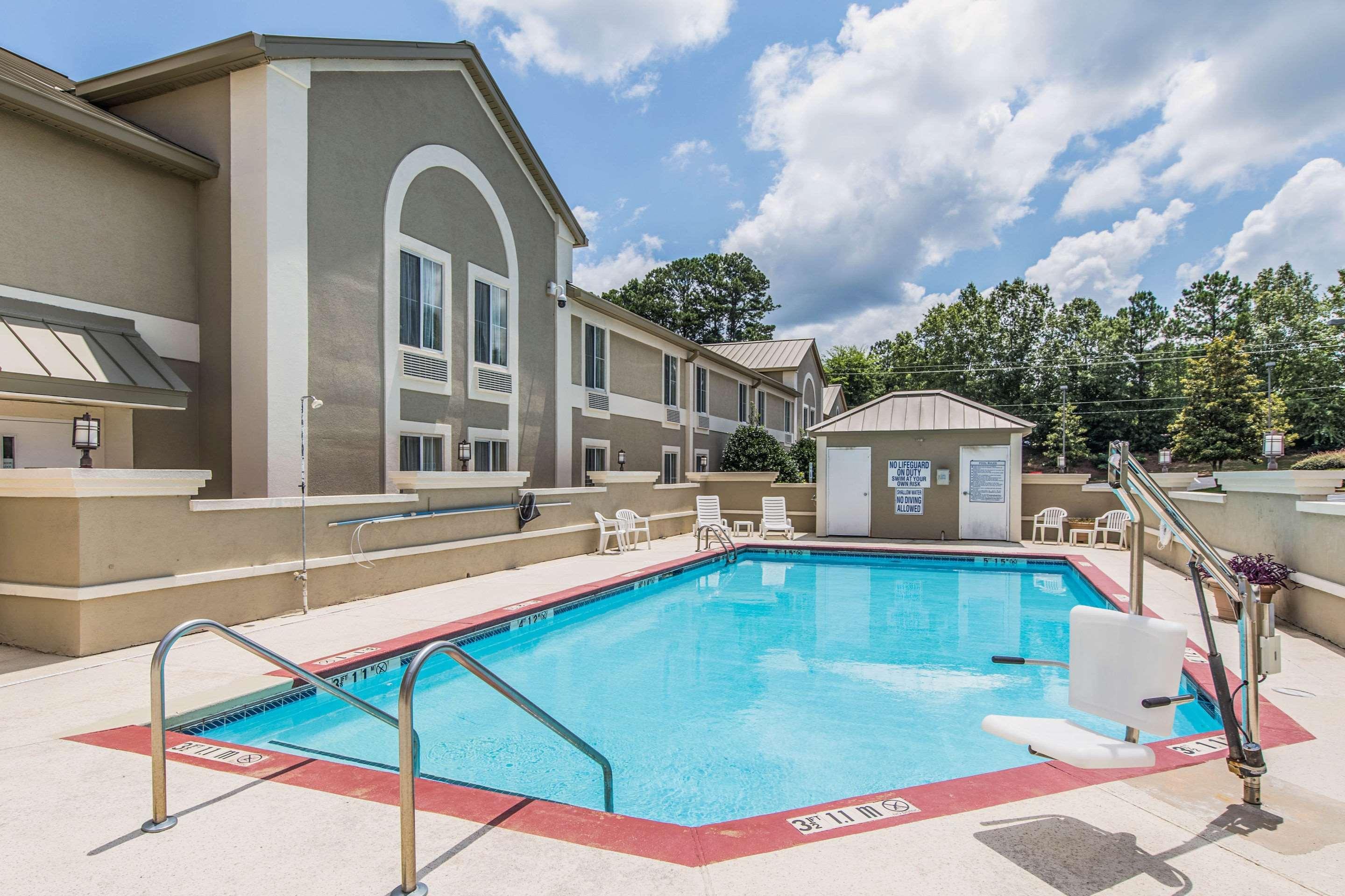Comfort Inn & Suites Greenwood Near University Exterior photo